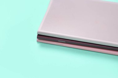 Turkuaz arkaplan üzerine farklı renkli defterler