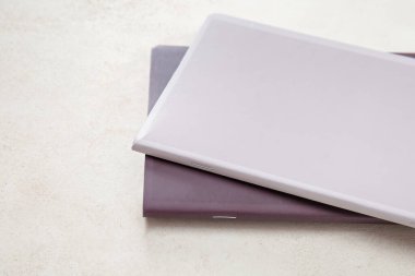 Bej arkaplan üzerine farklı defterler