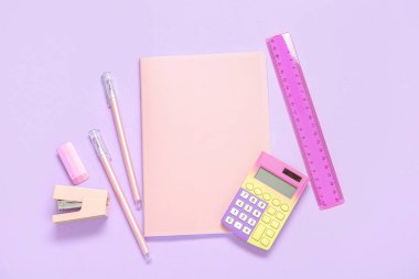 Leylak arka planında farklı kırtasiye malzemesi olan defter