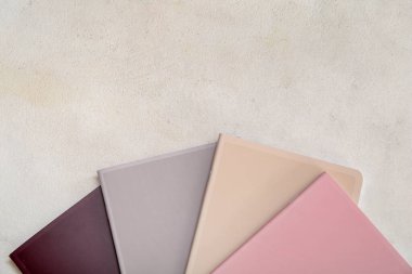 Beyaz arkaplan üzerine farklı renkli defterler