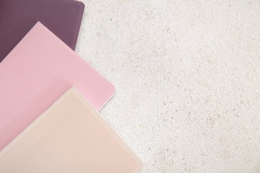 Grunge light arkaplanı üzerine farklı renkli defterler