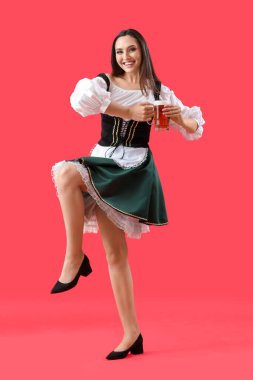 Kırmızı arka planda bira dansı yapan güzel Ekim Festivali garsonu.