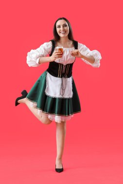 Kırmızı arka planda bira dansı yapan güzel Ekim Festivali garsonu.