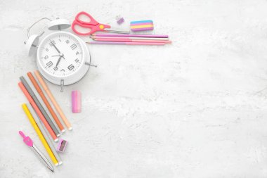 Grunge bej arkaplan üzerinde farklı kırtasiye ile alarm saati