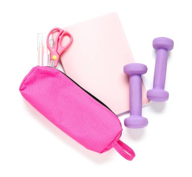 Beyaz arkaplanda izole edilmiş kalem kılıflı ve halterli defter