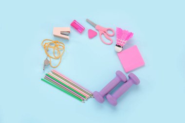 Spor malzemelerinden yapılmış çerçeve ve mavi arka planda farklı kırtasiye