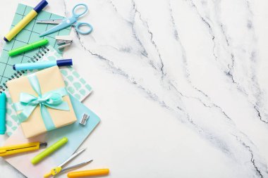 Grunge beyaz arkaplan üzerinde farklı kırtasiye ile hediye kutusu