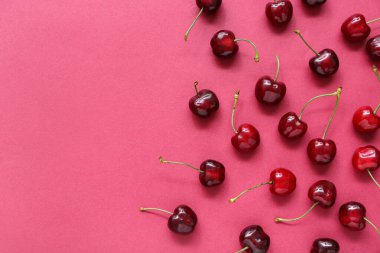 Kırmızı arka planda bir sürü tatlı kiraz