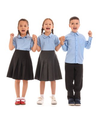 Beyaz arka planda küçük mutlu okul çocukları