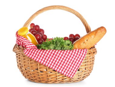 Piknik için lezzetli yemekler ve beyaz arka planda meyve suyu dolu bir sepet.