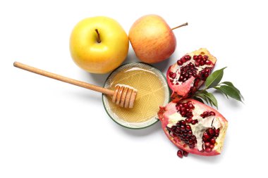 Beyaz arka planda bir kase bal, elma ve nar. Rosh hashanah (Yahudi Yeni Yılı) kutlaması