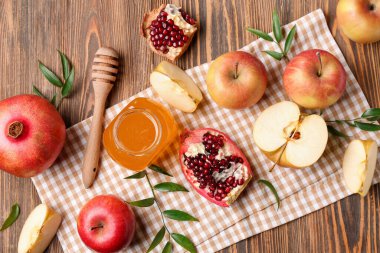 Olgun meyveler ve ballı kompozisyon ahşap arka planda, yakın plan. Rosh hashanah (Yahudi Yeni Yılı) kutlaması