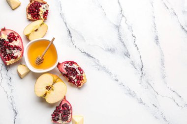 Hafif arka planda bal ve meyveli kompozisyon. Rosh hashanah (Yahudi Yeni Yılı) kutlaması