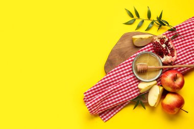 Sarı arka planda bal ve meyveli kompozisyon. Rosh hashanah (Yahudi Yeni Yılı) kutlaması