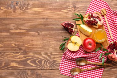 Bal kavanozu, olgun nar ve ahşap zemin üzerinde elma kompozisyonu. Rosh hashanah (Yahudi Yeni Yılı) kutlaması