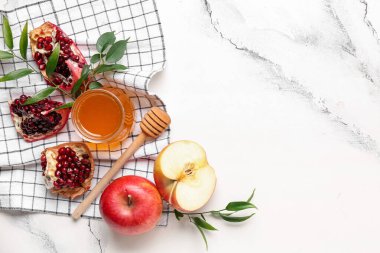 Arkaplanda bal ve meyve kavanozu olan kompozisyon. Rosh hashanah (Yahudi Yeni Yılı) kutlaması