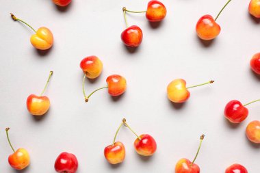 Gri arka planda bir sürü tatlı kiraz