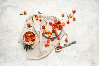 Beyaz arka planda tatlı kirazlı tabak ve yemek.