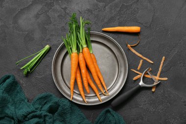 Siyah desenli arka planda taze havuç tabağı