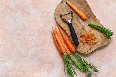 Turuncu desenli arka planda taze havuç tahtası.