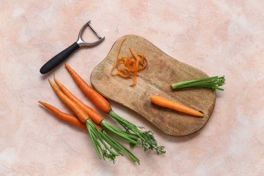 Turuncu desenli arka planda taze havuç tahtası.