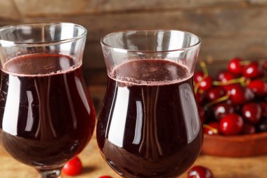 Ahşap zemin üzerinde vişne likörü olan bardaklar.