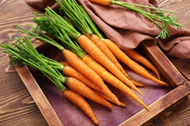 Lezzetli taze havuç ve ahşap arka planda yemek.