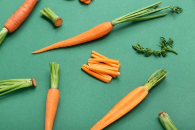 Dilimlenmiş, soyulmuş ve yeşil zemin üzerinde taze havuçlar.