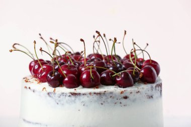 Beyaz arka planda lezzetli vişneli pasta