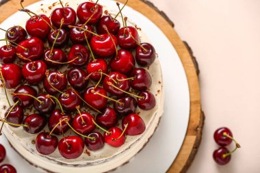 Beyaz arka planda lezzetli vişneli pasta olan ahşap tahta.