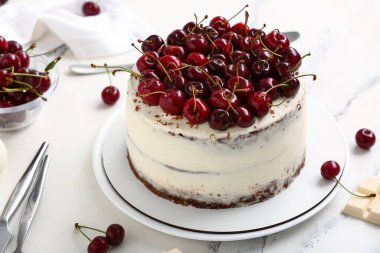 Beyaz mermer zemin üzerinde lezzetli vişneli kek tabağı