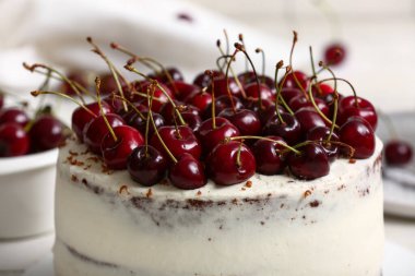 Lezzetli vişneli pasta.