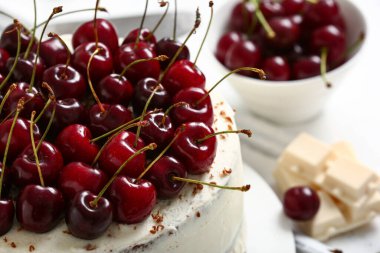 Masada lezzetli vişneli pasta, yakın plan.