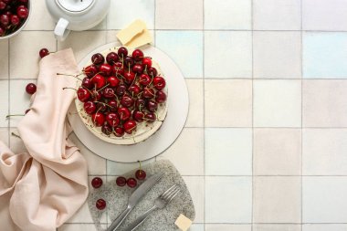 Beyaz fayanslı vişneli kek.