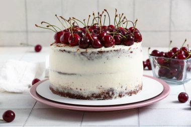 Beyaz fayanslı lezzetli vişneli kek tabağı