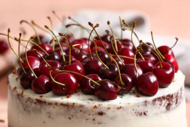 Taze kirazlı lezzetli pasta, yakın plan.