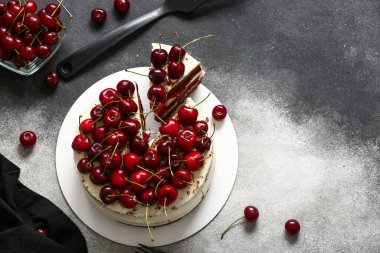 Arkaplanda vişneli pasta