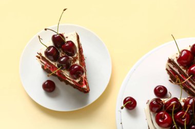 Sarı arka planda lezzetli vişneli kek tabakları