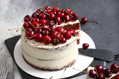 Grunge arka planında lezzetli vişneli pasta olan tahta