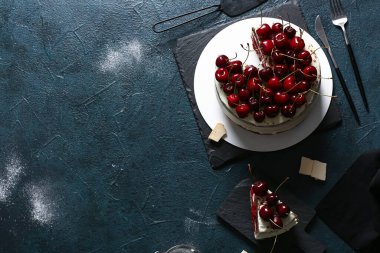 Mavi arka planda lezzetli vişneli pasta olan tahtalar