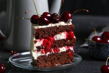 Tabakta lezzetli kirazlı pasta var.