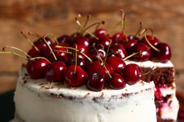 Ahşap arka planda vişneli pasta