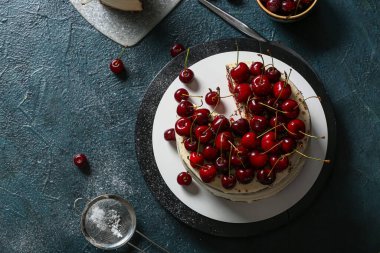 Mavi arka planda vişneli pasta