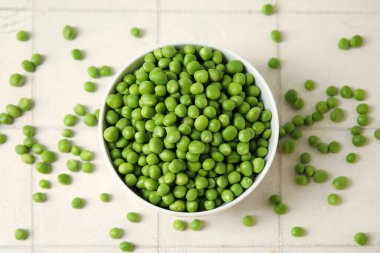 Beyaz fayanslı taze bezelye kasesi.