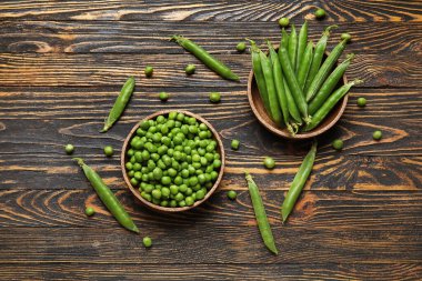 Ahşap arka planda taze bezelye kaseleri