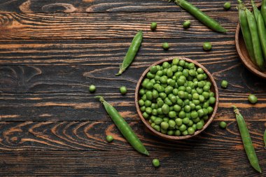 Ahşap arka planda taze bezelye kaseleri