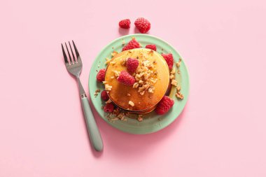 Pembe arka planda ahududulu lezzetli krepler.