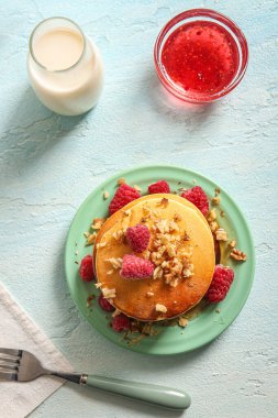 Hafif arkaplanda ahududu olan lezzetli krepler.