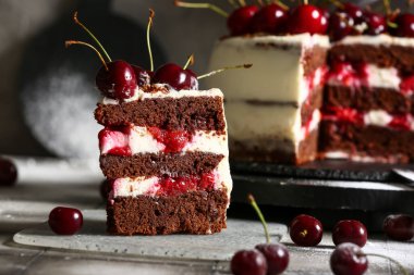 Gri fayanslı kirazlı kek ve yemek.