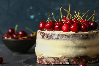 Siyah masada lezzetli vişneli pasta.